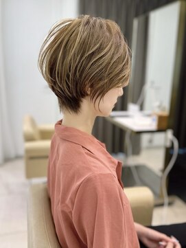 アンド ストーリーズ(&STORIES) 前髪あり耳掛け丸みくびれ大人ショートボブ20代30代40代50代*