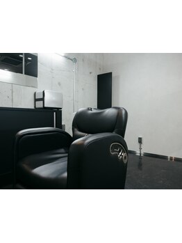 専門の技術者が丁寧に施術します。完全個室の空間だから、周りを気にせずゆったりとお過ごしいただけます。