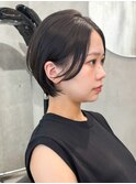 センターパート女性らしい丸みショートボブ顔まわりレイヤー