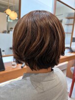 クベル(Kuvel)&nbsp;水素カラーで実現する艶感。クセ毛を活かしたショートスタイル