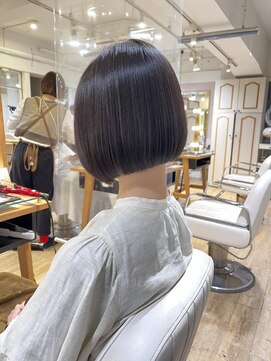 ネオリーブ チロル 横浜西口店(Neolive CiroL.) 前下がりボブ 縮毛矯正で地毛風ストレート