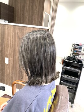 ミミックヘアー(MiMic hair) 細めハイライト、切りっぱなしボブ