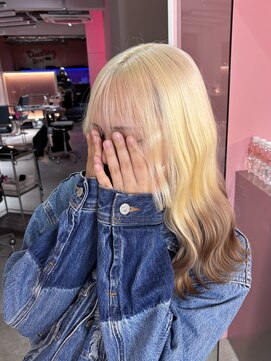 ダズリングディア(Dazzling Deer) 抜きっぱなしブロンド／ふんわりミディアム／ルーツカラー