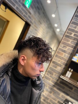 ミリオンバックス 御徒町店(Million Backs) スペインカール/スキンフェード/前下がり<理容室>[メンズ/御徒町