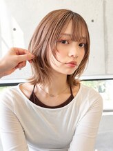 動きのあるフェイスレイヤーで小顔見えする大人可愛いミディアム、横顔まで柔らかく垢抜ける上品ヘア仕上げ