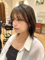 オリーブグレージュ 顔まわりカット シースルーバング 外ハネ