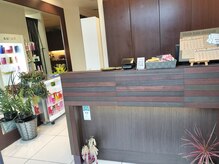 フェイス(Faith)の雰囲気（茶系で統一されて、観葉植物に囲まれた落ち着いた雰囲気です。）
