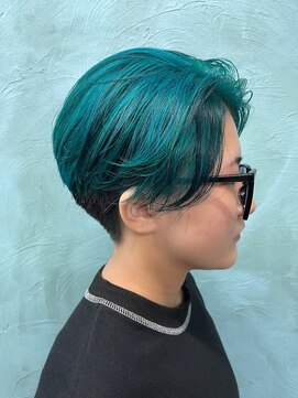 カー(KAH) ハンサムショート 刈り上げ女子 派手髪 青緑 デザインカラー