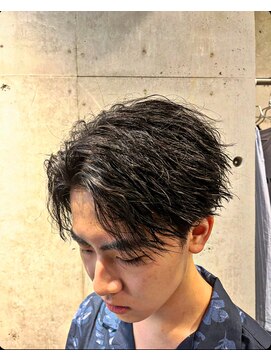 サロンリベルテ(salon Liberte) 無造作ツイスパ×束感センターパートで自然にキマるメンズヘア