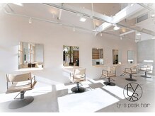 ティーズピーク(ty s peak)の雰囲気(鏡には液晶モニターが埋め込んであり最新映画が楽しめます)