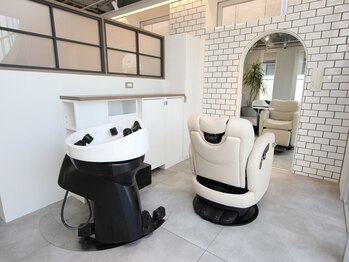 エムサロン 高崎あら町テラス(emusalon)の写真/落ち着いた半個室空間でゆったり過ごせる少人数制プライベートサロン♪透明感カラー/ダブルカラーも大好評