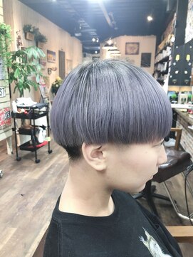 アトリエ ナルー(atelier NALU) マッシュショート、ホワイト系グレーシルバーカラー♪