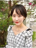 耳掛け黒髪ショート