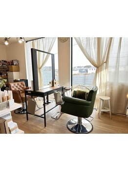 マンツーマン施術で相談しやすい/経験豊富な実力派スタイリストが、髪質やくせなどを見極め、お悩み解決！