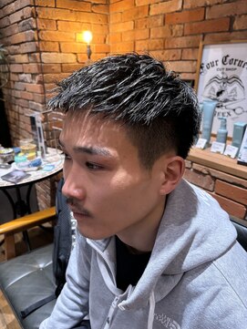 フォーコーナーズ(Four Corners) スパイキーショート/メッシュ/スキンフェード/バーバー/刈り上げ