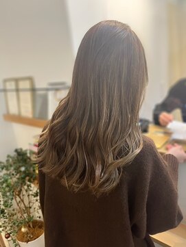 ロッカヘアエジェ(ROCCA hair eje.) デザインカラー柔光ベージュロング