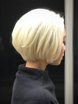 ヴィレッタ(VIRETTA) 抜きっぱなしホワイト×ショートボブ