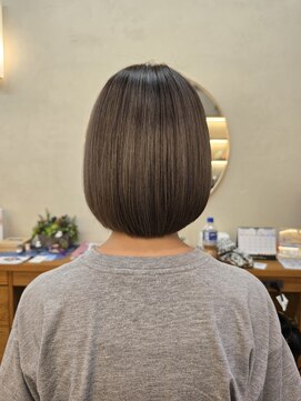 リタ(lita) グレーカラーのボブ