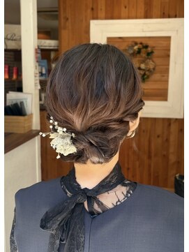 ガーランド (Garland) 《華やかさ×きちっと感》編み込みまとめ髪 結婚式 ヘアアレンジ