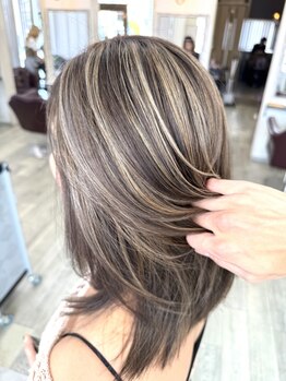 グレイス ヘア デザイニング(GRACE hair designing)の写真/明るめカラー◎理想を叶える【GRACE】ハイライトを入れた透明感のあるグレイカラーでナチュラルに*【足利】