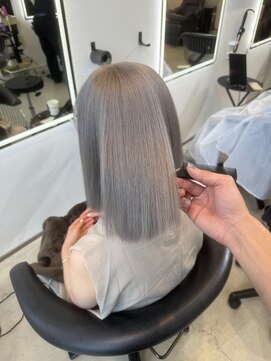 クオン 伊勢崎(QUON.) シルバーベージュ