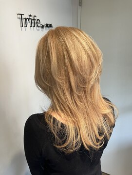 トライフ バイ アカラ(Trife by AKARA) ハイレイヤー×ベージュカラー