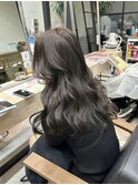 暗めでも透明感あるダークグレージュ