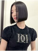 首が長く見えるぱつっとボブ