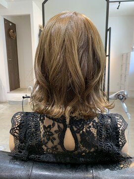 グランディール(Grandir) ラベンダーアッシュ ツヤ感 外ハネスタイル