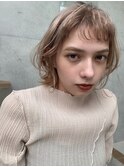 パールベージュ×オン眉レイヤーボブ