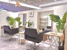 親子やお友達、カップルでもペアで一緒に来れるアットホームなサロン空間。