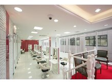 アッシュ 戸塚店(Ash)の雰囲気（白を基調とした、明るく開放感のある空間も魅力）