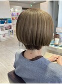 白髪ぼかし明るめベージュ×前下がりショートスタイル×上大岡