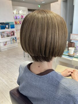 フェイバリットビューティシャルム(Favorite Beauty Charme) 白髪ぼかし明るめベージュ×前下がりショートスタイル×上大岡