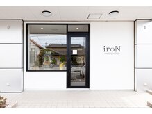 イロン(iroN)の雰囲気（白を基調とした明るい店舗　内装は圧迫感のない半個室）