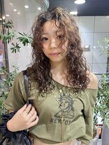 ヘアーアンドメイク ビス(HAIR&MAKE bis) 根本からしっかりカーリーに！スパイラルパーマ【中西思実】