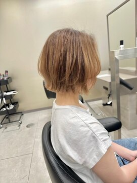 シシ 大宮(She 2.) 耳掛けショートボブ/襟足束感ショート/アッシュベージュ