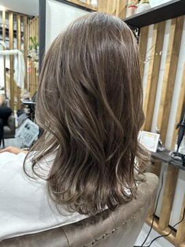 ビューティーガレージ カワゴエ(Beauty Garage Kawagoe) 白髪ぼかしハイライト ベージュカラー