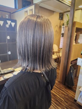 切りっぱなしボブ　大人透け感アッシュグレージュ