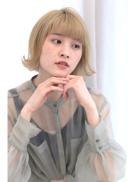 ハイトーンミルクティーベージュ×外ハネショートボブ