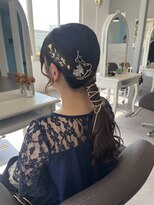アミュー(Amyu)&nbsp;お呼ばれヘアにぴったりローポニーアレンジ