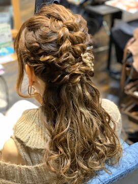 ココバイファニック(Coc. by funic) ヘアセット×ハーフアップ 【関内】