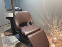 エイチエス(H´S)の雰囲気（首や腰に負担のかからない、フルフラットシャンプー台をご用意）