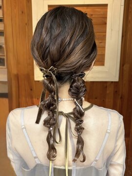 ガーランド (Garland) ぽこぽこツインローポニー 結婚式 ヘアアレンジ 編み下ろし