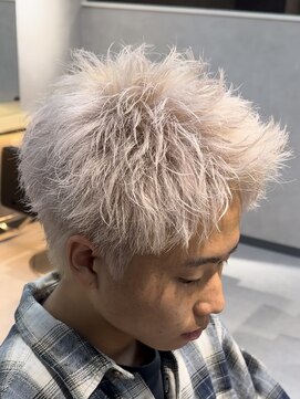 エデアンルクラ 下通(EDEAN Leclat) 熊本 スパイキーショート パーマ 短髪 アップバング ハイトーン