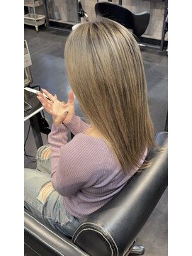 伸びても自然に映えるバレイヤージュカラー