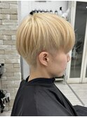 刈り上げマッシュ女子ブロンドカラーブリーチハイトーン