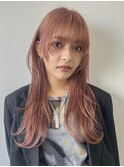 ロングヘアのハイトーンピンクにレイヤーで軽さを