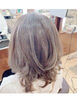 マニス(manis)&nbsp;ウルフ白髪ぼかし透明感マロンベージュくびれレイヤーミディ