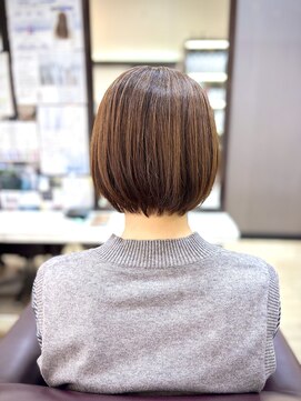 トレセッテ(tre sette) ナチュラルウォームブラウン/丸みショートボブスタイル